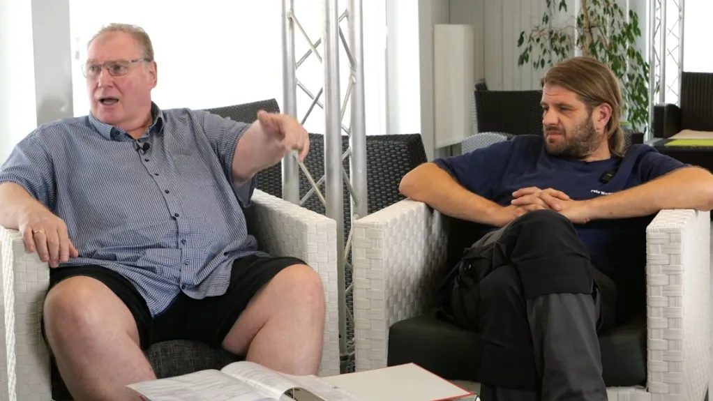 Holger Laudeley und sein Mitarbeiter Peter im Gespräch über die Anmeldung von Balkonkraftwerken mit mehr als 2 kWp