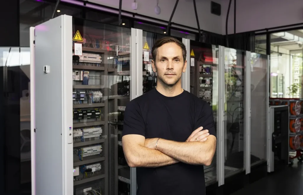 Philipp Schröder, Mitgründer und CEO von 1KOMMA5°, vor Schaltschränken